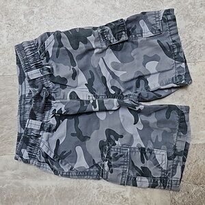 ❗️2 for $10❗️Toddler camo cargo shorts. 2T. EUC.